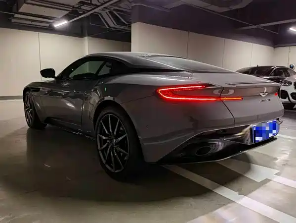 Aston Martin DB11 2022