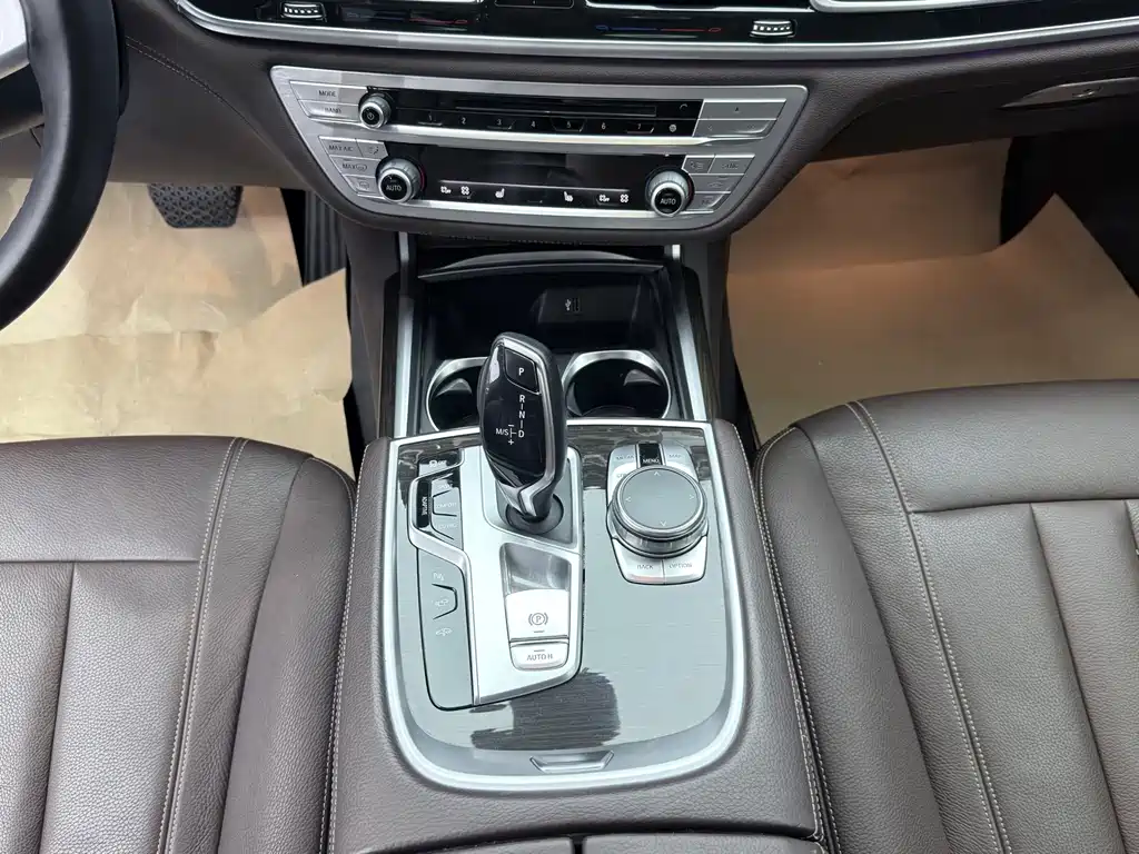 BMW 7 Series 2019 — фото 19