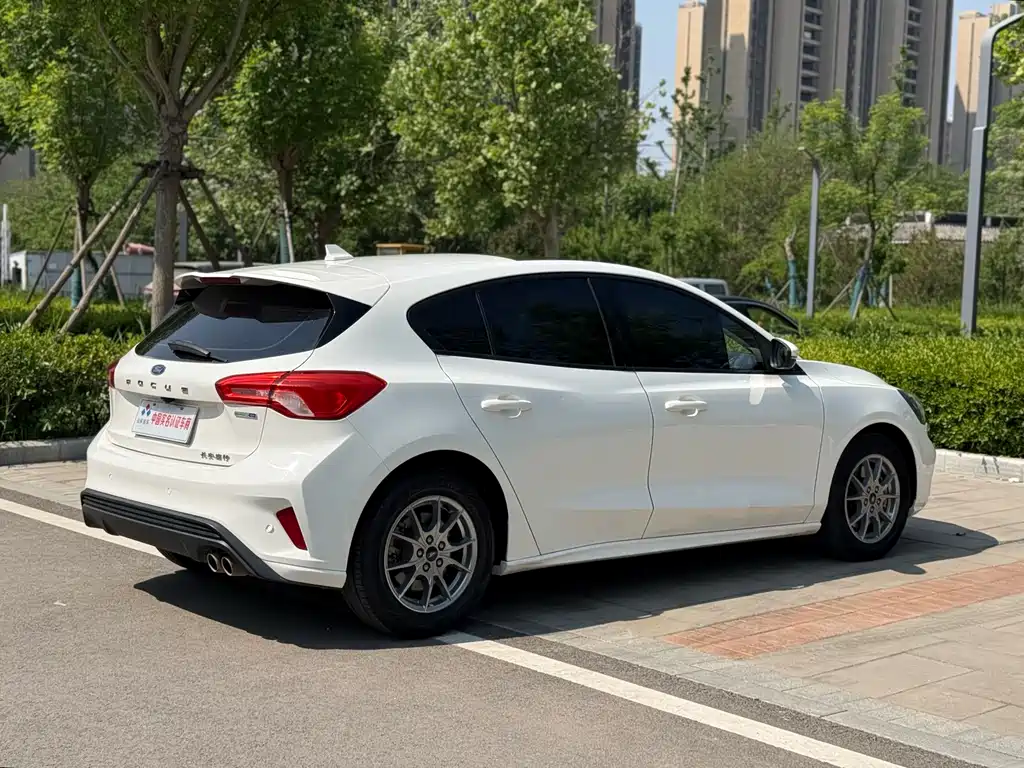 Ford Focus 2021 — фото 18