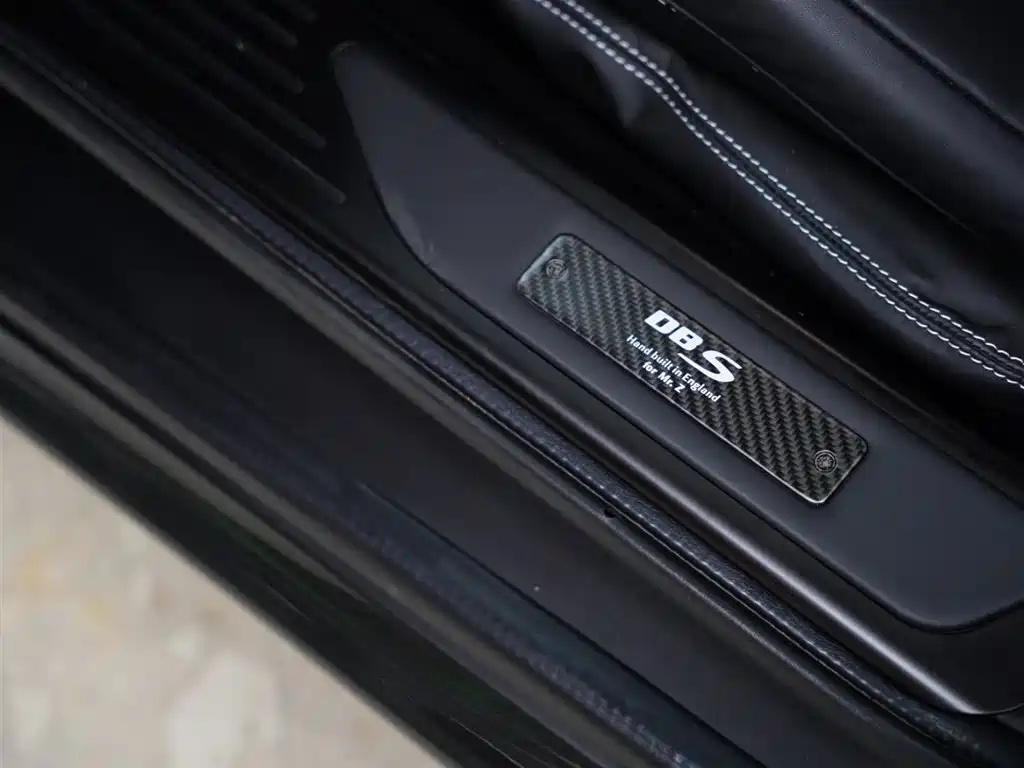 Aston Martin DBS 2010 — фото 31