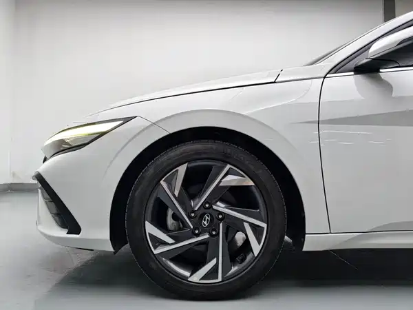 Hyundai Elantra 2023