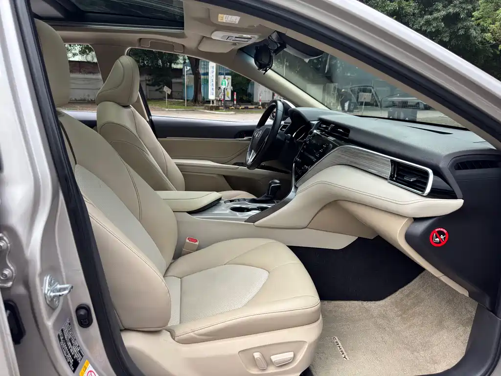 Toyota Camry 2019 — фото 18