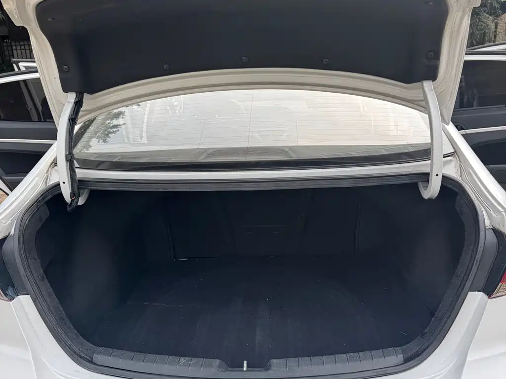Hyundai Elantra 2018 — фото 11