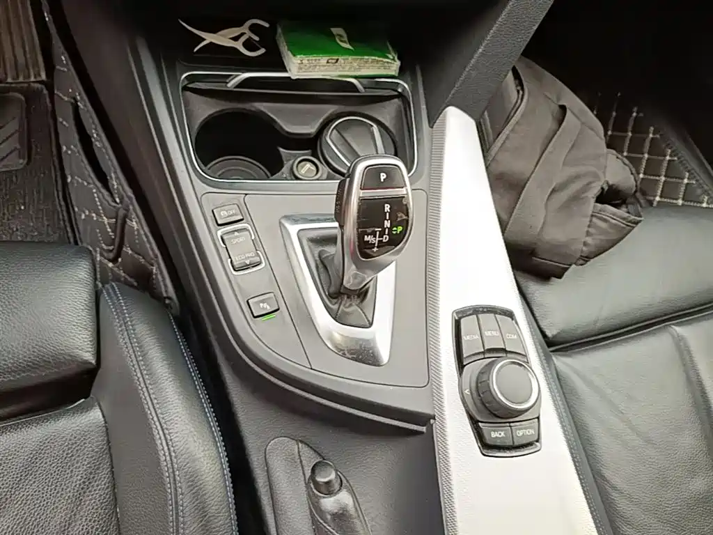 BMW 3 Series 2018 — фото 14