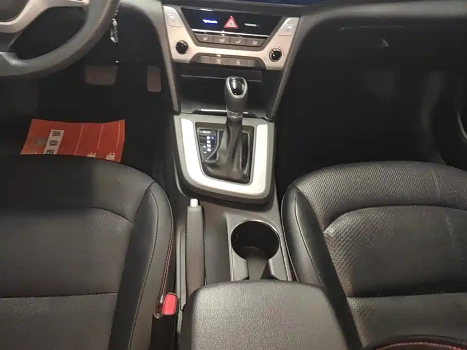 Hyundai Elantra 2017 — фото 16