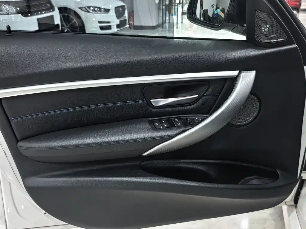 BMW 3 Series 2018 — фото 10