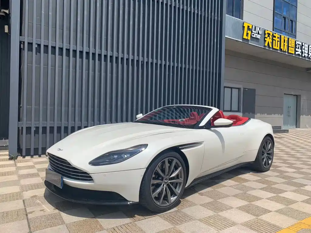 Aston Martin DB11 2023 — фото 1