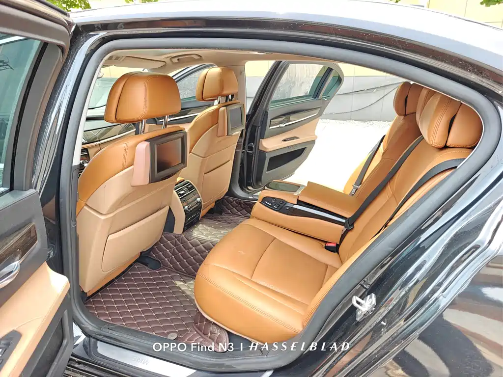 BMW 7 Series 2012 — фото 18