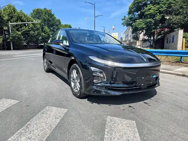 Hongqi E-QM5 2025