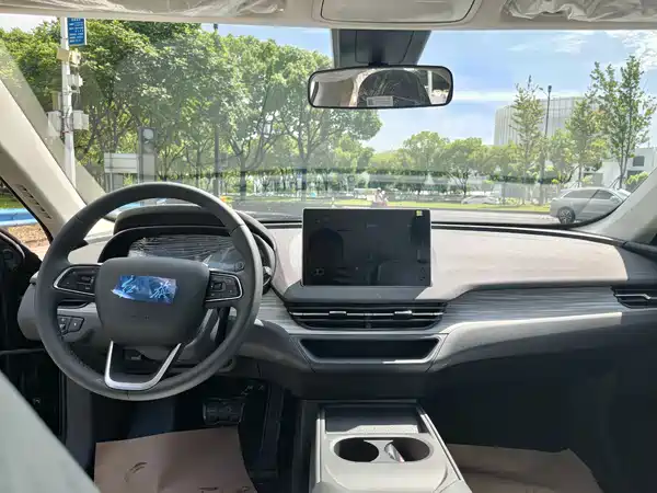 Hongqi E-QM5 2025