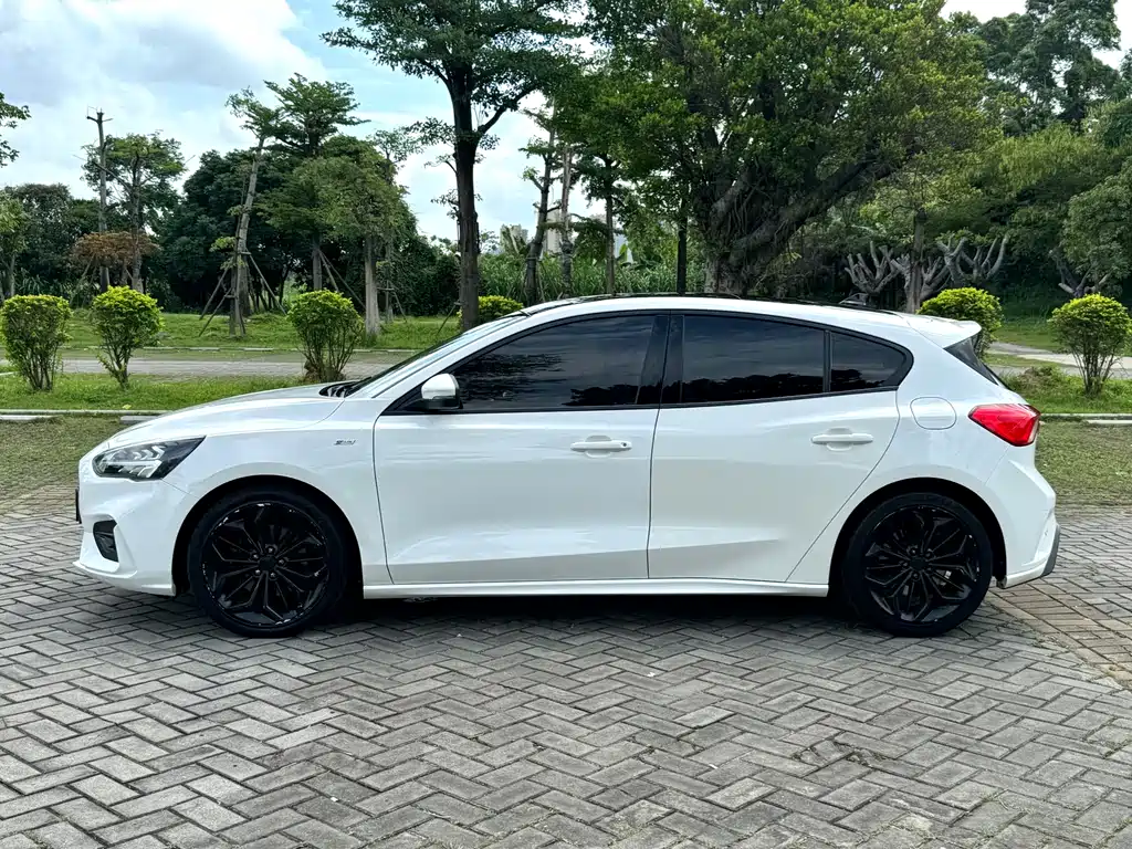 Ford Focus 2021 — фото 10