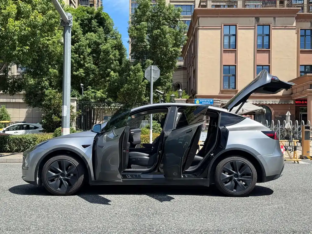 Tesla Model Y 2023 — фото 16