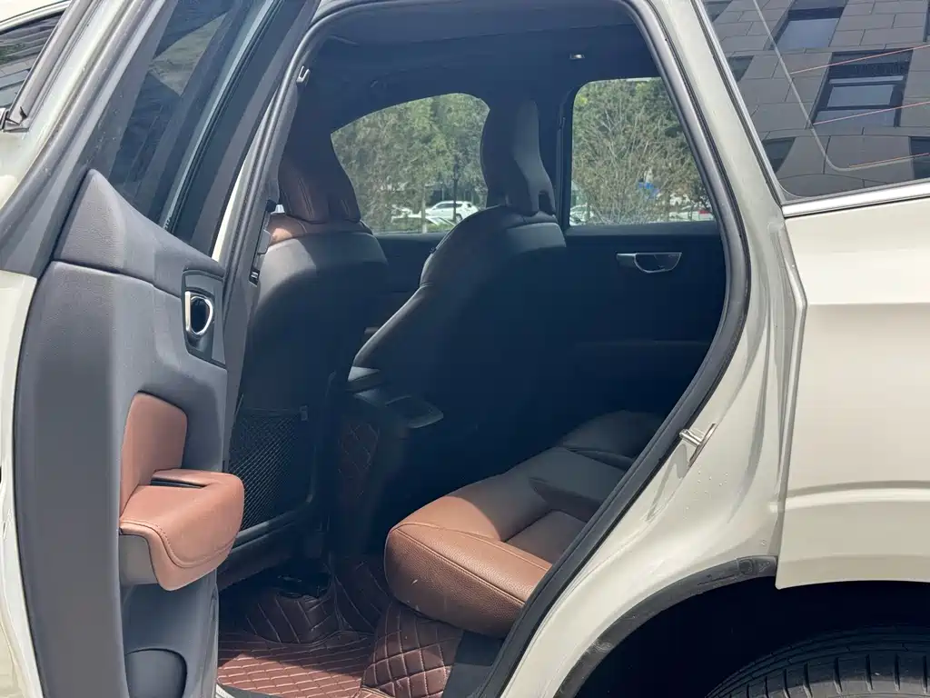 Volvo XC60 2023 — фото 10