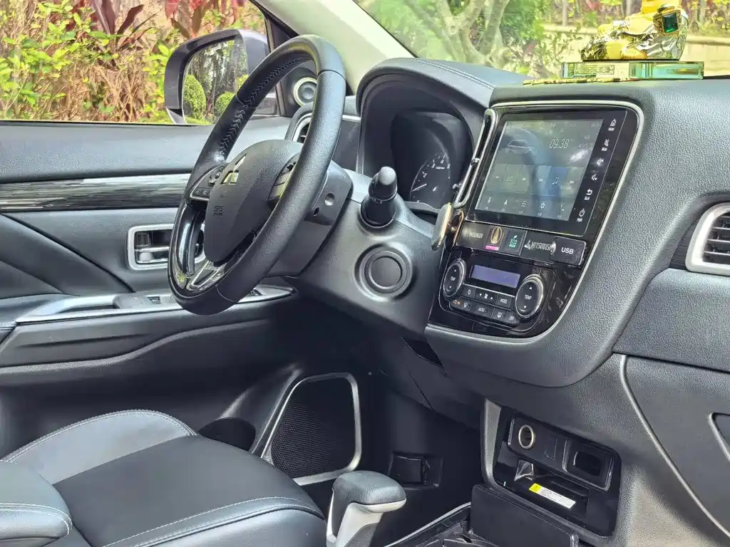 Mitsubishi Outlander 2021 — фото 12