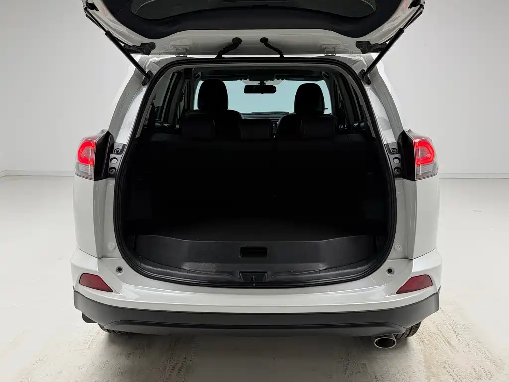 Toyota RAV4 2018 — фото 10