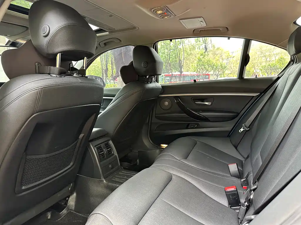 BMW 3 Series 2018 — фото 10