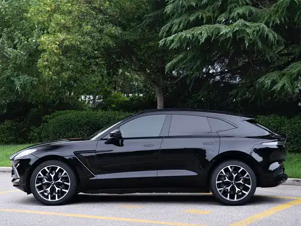Aston Martin DBX 2022