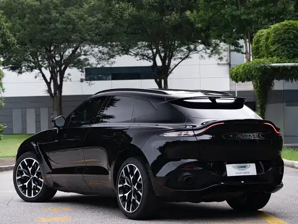 Aston Martin DBX 2022