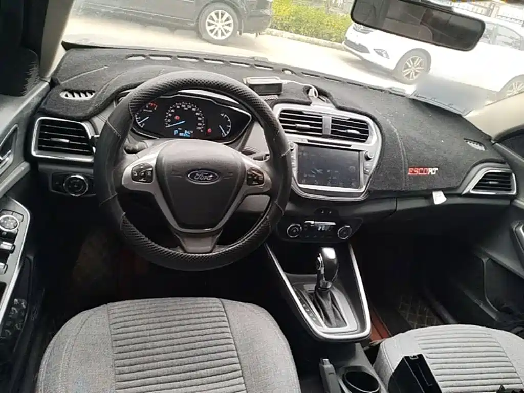 Ford Escort 2016 — фото 16