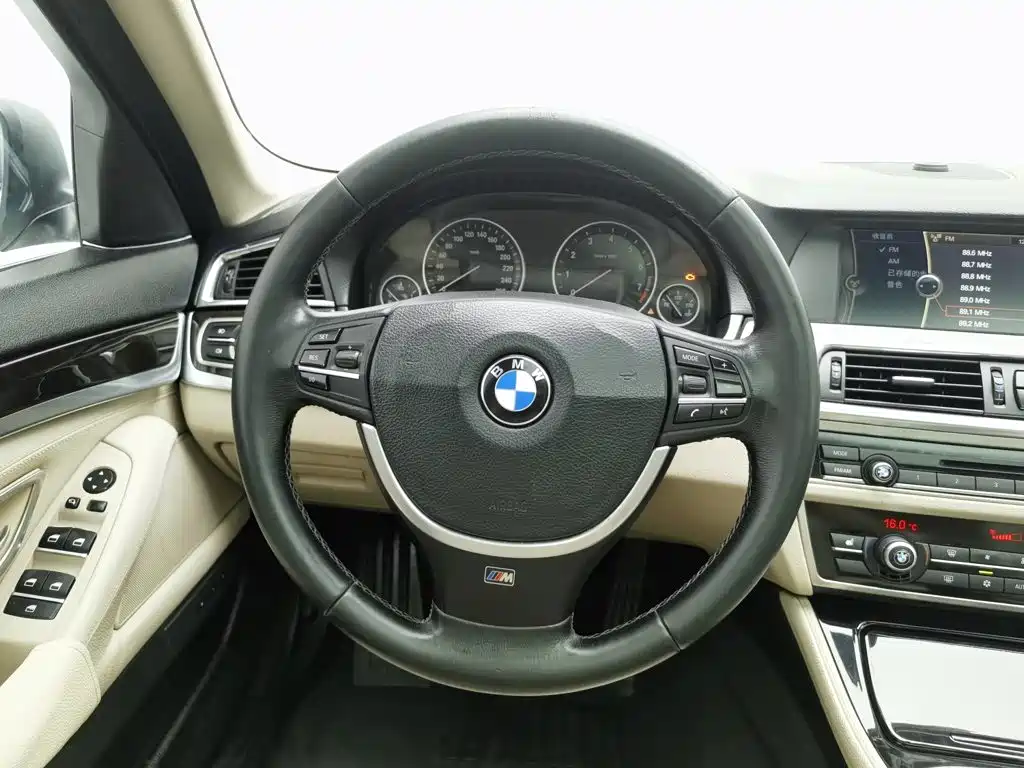 BMW 5 Series 2011 — фото 11