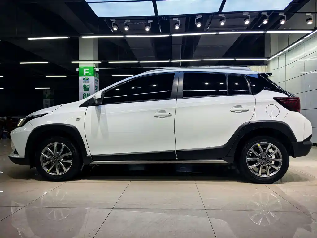 Toyota Yaris L 2023 — фото 6