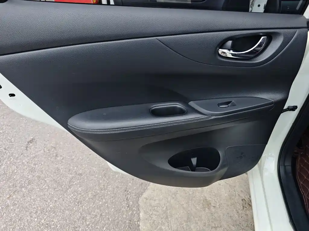 Nissan Tiida 2017 — фото 18