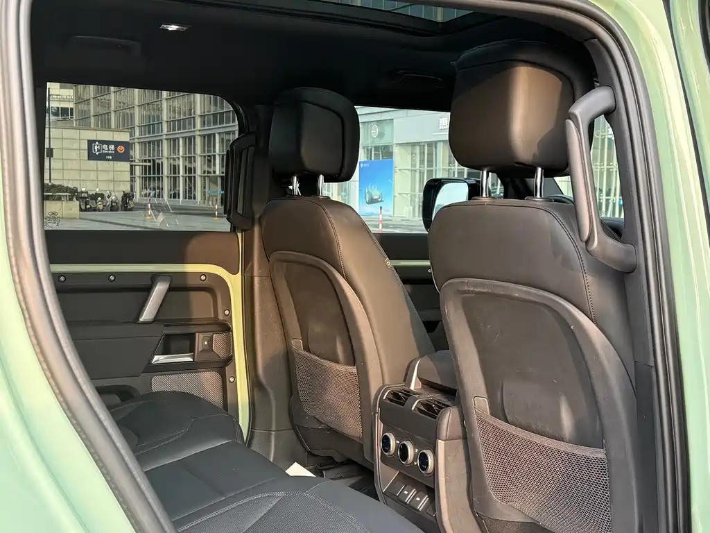 Land Rover Defender 2023 — фото 20