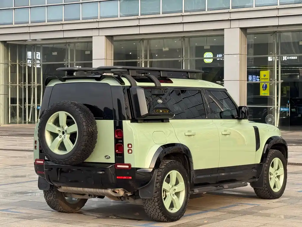 Land Rover Defender 2023 — фото 25