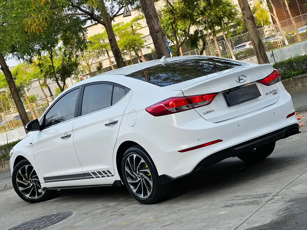 Hyundai Elantra 2019 — фото 4