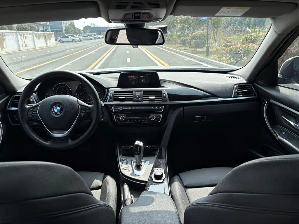 BMW 3 Series 2018 — фото 7