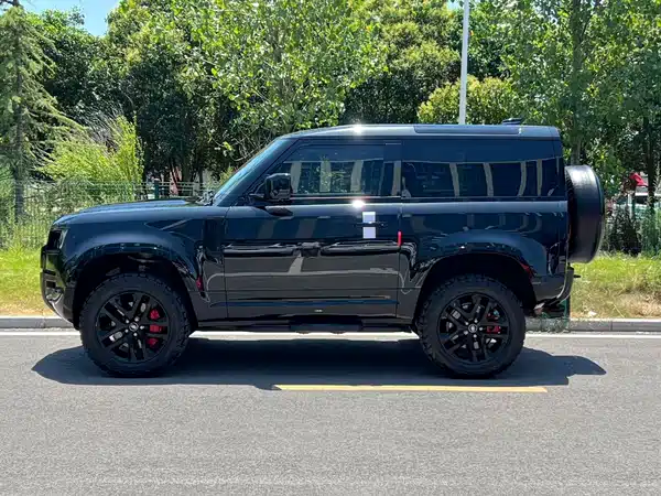 Land Rover Defender 2023