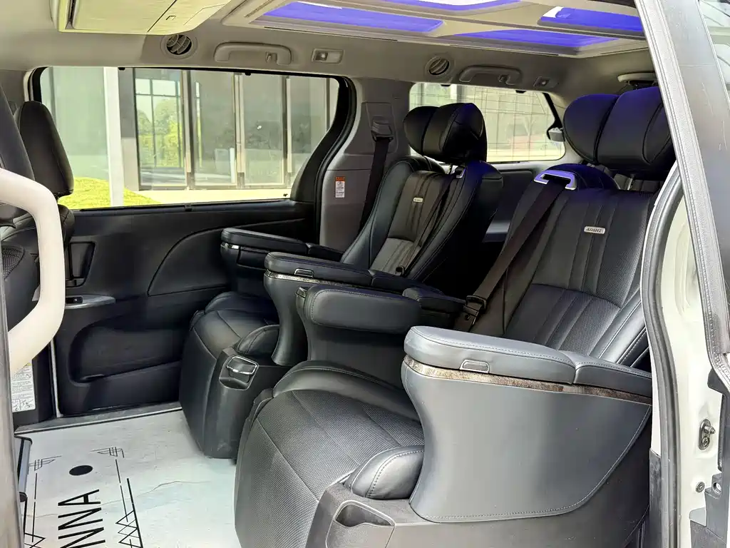 Toyota Sienna 2017 — фото 15