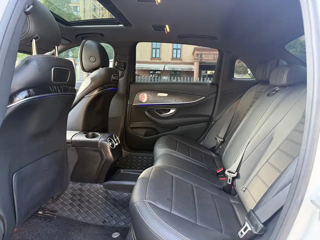 Mercedes-Benz E-Class 2018 — фото 16