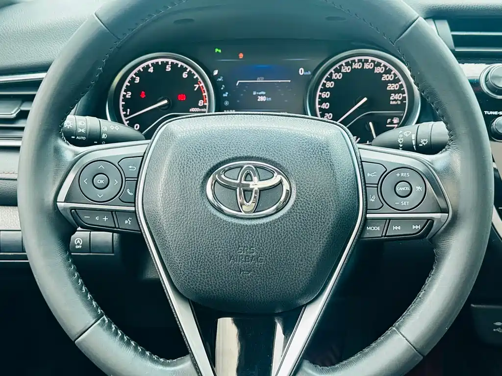 Toyota Camry 2018 — фото 17
