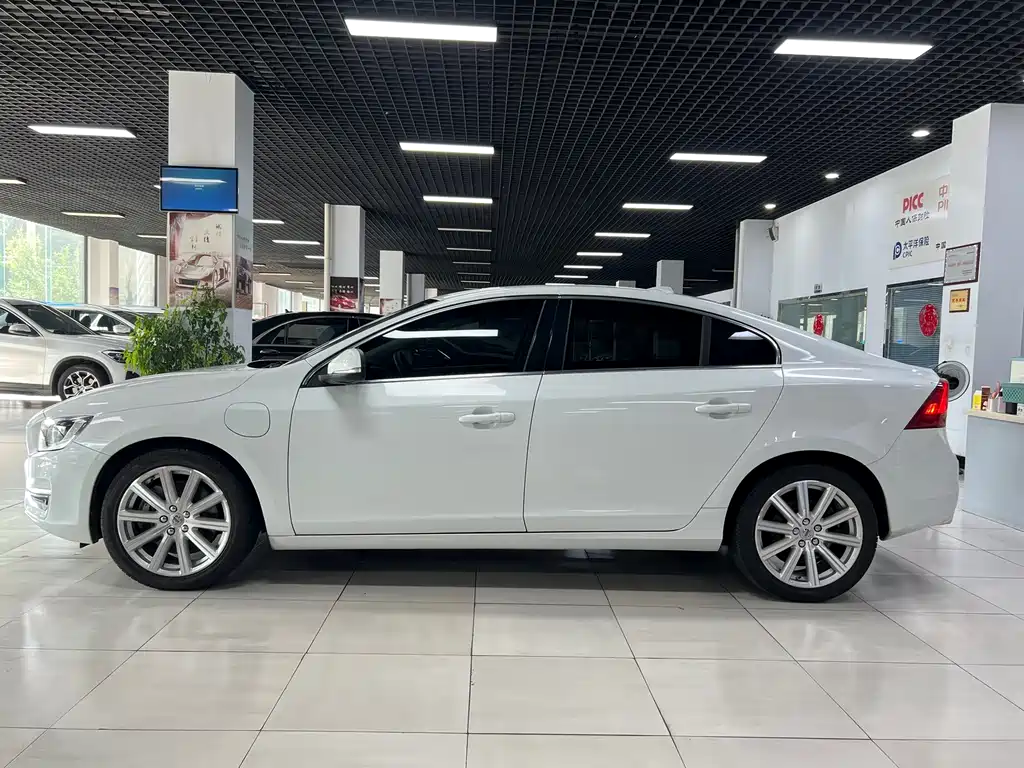 Volvo S60 Plug-In Hybrid 2018 — фото 3