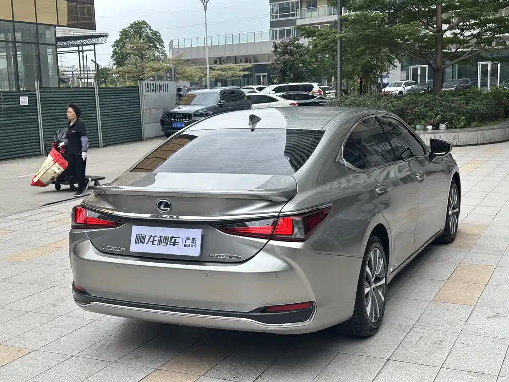 Lexus ES 2020 — фото 22