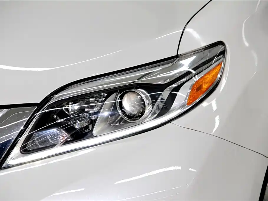 Toyota Sienna 2018 — фото 36