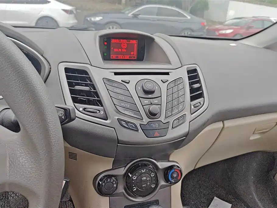 Ford Fiesta 2012 — фото 13