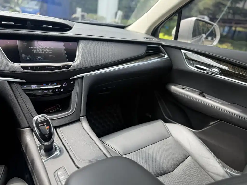 Cadillac XT5 2017 — фото 12