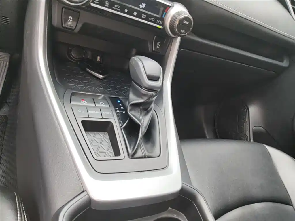 Toyota RAV4 2022 — фото 14