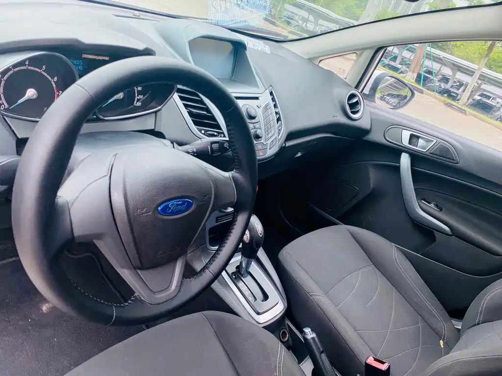 Ford Fiesta 2016 — фото 11
