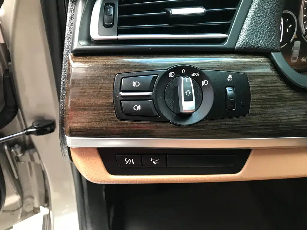 BMW 7 Series 2012 — фото 12