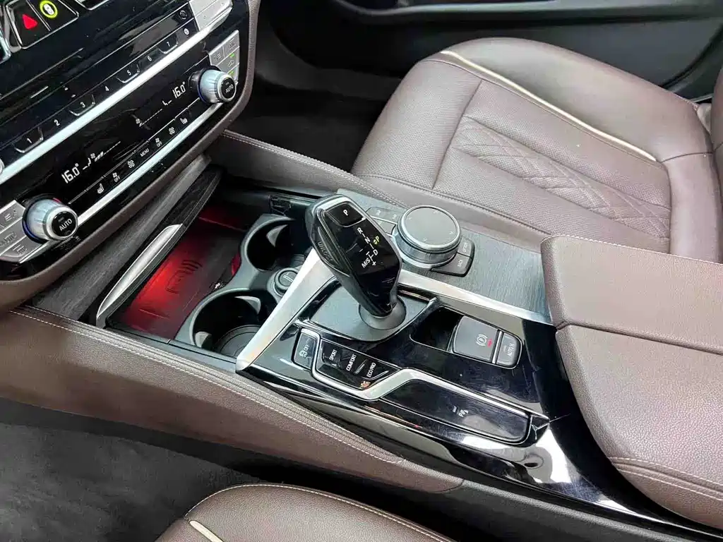 BMW 5 Series 2021 — фото 19