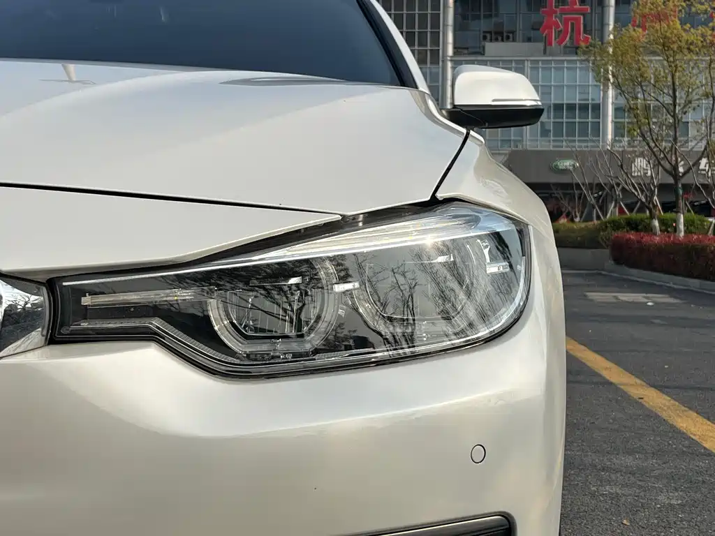 BMW 3 Series 2019 — фото 11