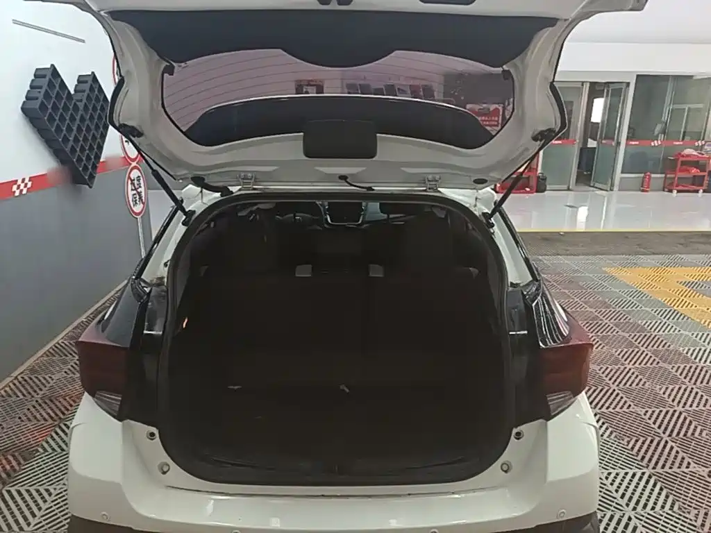 Toyota Yaris L 2023 — фото 19