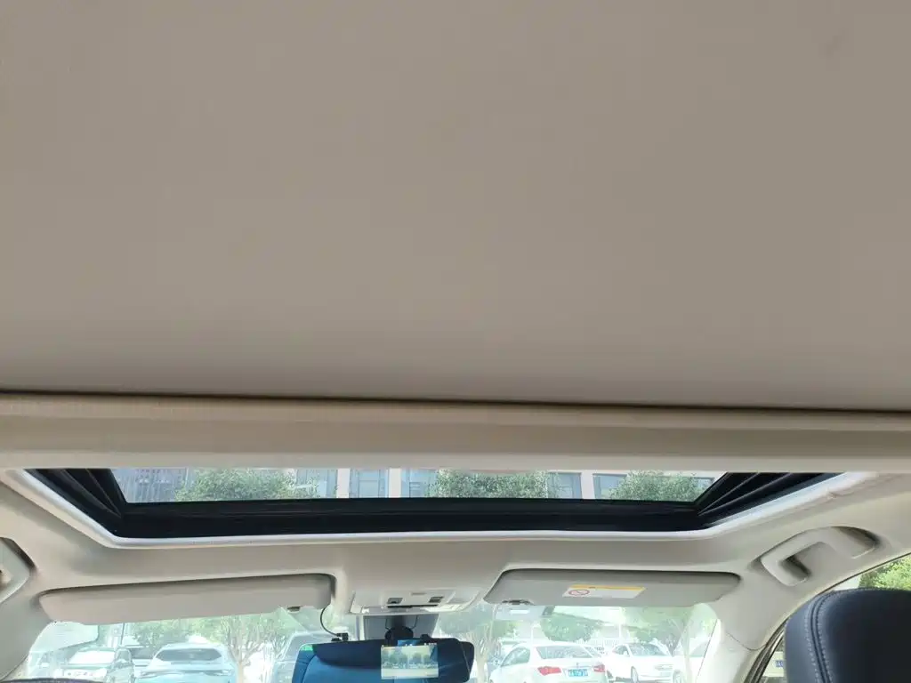 Toyota RAV4 2018 — фото 19