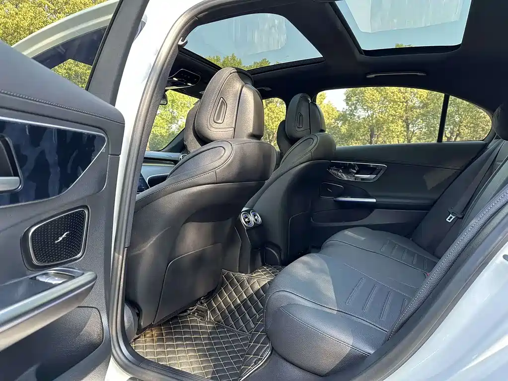 Mercedes-Benz C-Class 2024 — фото 10