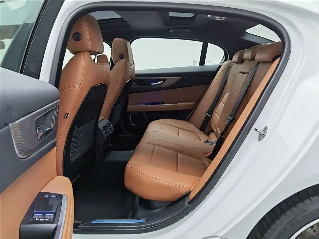 Jaguar XEL 2023 — фото 15