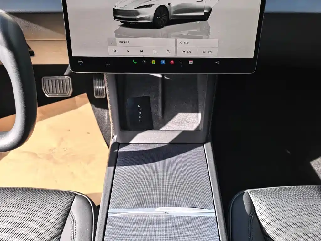 Tesla Model 3 2025 — фото 10