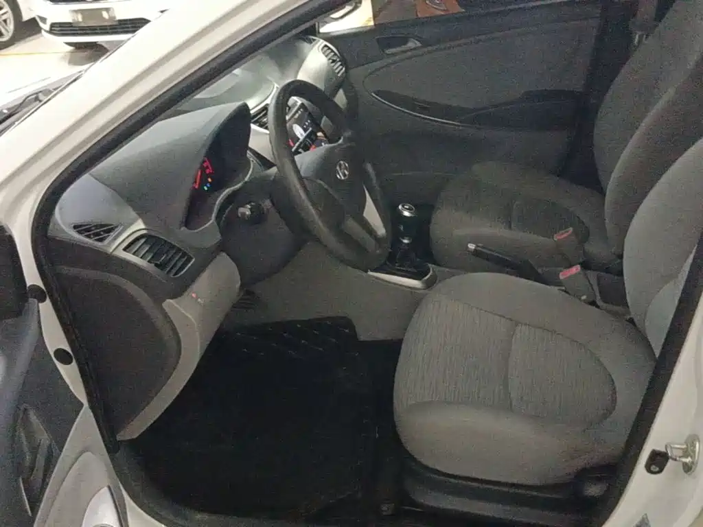 Hyundai Verna 2015 — фото 15
